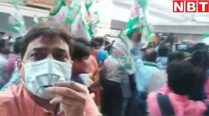 Bihar Chunav: बीजेपी दफ्तर में जश्न का माहौल, ढोल-नगाड़ों की थाप पर जमकर थिरके JDU कार्यकर्ता...देखें वीडियो