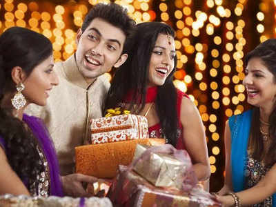 Diwali 2020 Gifts Tips दिवाळीला चुकूनही देऊ नयेत या वस्तू भेट; लक्ष्मीची अवकृपा संभव