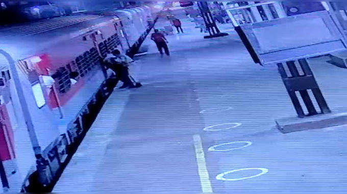 चलती ट्रेन और प्लैटफॉर्म के बीच फंसा यात्री, अलर्ट RPF के सिपाही ने ऐसे बचाई जान, वीडियो वायरल