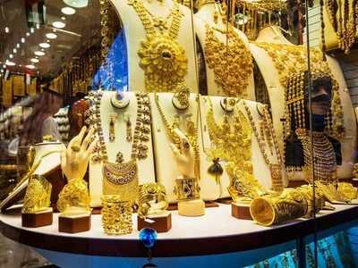 Dhanteras Gold Buying धनत्रयोदशीला सोनं खरेदी करताय; सराफ व्यावसायिक म्हणतात...