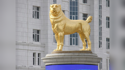 तुर्कमेनिस्‍तान के सनकी शासक ने बनवाई कुत्‍ते की 50 फुट की सोने की मूर्ति