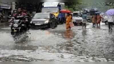 ஆறு போல தேங்கிய மழைநீர்... தத்தளிக்கும் சேலம்