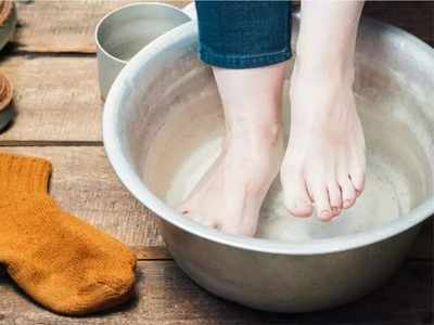 Winter Foot Care Tips टाचांच्या भेगा दूर करायच्या आहेत? हिवाळ्यात अशी घ्या पायांची काळजी