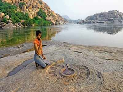 અનોખી શ્રદ્ધા: શિવલિંગની પૂજા કરી નમાઝ અદા કરે છે મુસ્લિમ યુવક, પછી મંદિરમાં દર્શન 