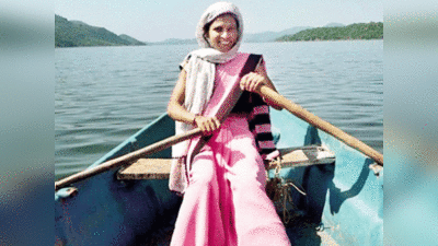 Maharashtra: आदिवासी बच्चों और गर्भवतियों के लिए रोज विशाल नर्मदा में नाव चलाकर 18 Km का सफर तय करती हैं रेलू