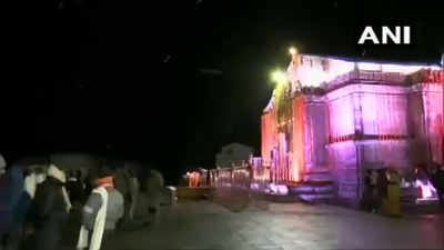 केदारनाथ मंदिर के कपाट बंद होने से पहले जमकर बर्फबारी, देखें कैसे बर्फ की सफेद चादर से ढका मंदिर