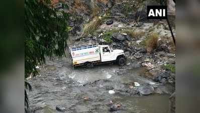 हिमाचल प्रदेश: मंडी में दर्दनाक हादसा, पुल तोड़कर नीचे गिरी पिकअप वैन, 7 मजदूरों की मौत