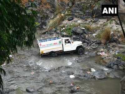 हिमाचल प्रदेश: मंडी में दर्दनाक हादसा, पुल तोड़कर नीचे गिरी पिकअप वैन, 7 मजदूरों की मौत