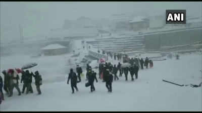 केदारनाथ कपाट बंद, बर्फबारी के बीच फंसे योगी और त्रिवेंद्र सिंह रावत, देखें वीडियो