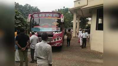 നടുറോഡിൽ രക്തംവാർന്ന് യുവാക്കൾ; രക്ഷകരായത് പ്രൈവറ്റ് ബസ് ജീവനക്കാർ, ട്രിപ്പ് മുടക്കി രക്ഷാപ്രവർത്തനം! സംഭവം കൊണ്ടോട്ടിയിൽ