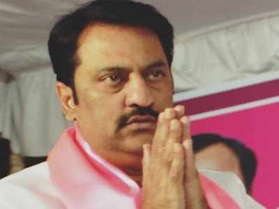 Hyd: టీఆర్ఎస్ ఎమ్మెల్యేకు దారుణ అవమానం.. చెప్పులు చూపించిన జనం.. వీడియో