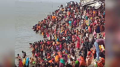 भागलपुर में गंगा स्नान करने के लिए गंगा घाटों पर उमड़ी छठ व्रतियों की भीड़
