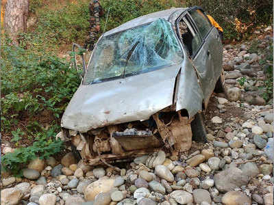 जम्‍मू: खाई में गिरी तेज गति से जा रही कार, एक ही परिवार की 2 महिलाओं की मौत, बच्चों समेत 4 घायल