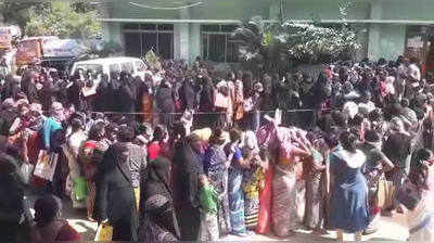 వీడియో: ముషీరాబాద్‌ మీసేవా సెంటర్ వద్ద బారులు తీరిన జనం 