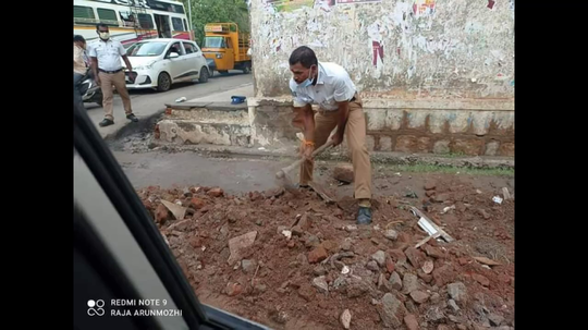 சாலையைச் சீரமைத்த போக்குவரத்துக் காவலர்கள்... குவியும் பாராட்டு