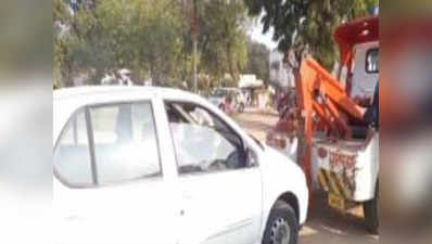 Meerut News: ट्रैफिक पुलिस ने तोड़ा कानून! नो पार्किंग में खड़ी कार को चालक समेत क्रेन से उठाया