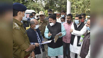 गोरखपुर में धरने पर बैठे SP सरकार में मंत्री रहे राधेश्‍याम सिंह, बोले-कमिश्‍नर ने बदतमीजी की