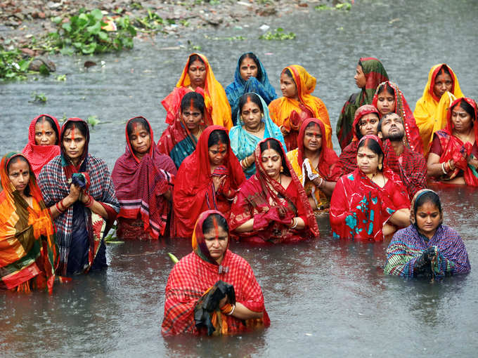 छठ पूजा के दौरान हुई बारिश में ही भी नहीं डगमगाए श्रद्धालु के पांव, नदी में खड़े होकर की पूजा