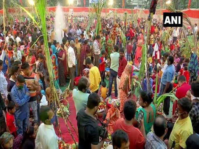 ​मुंबई के कुर्ला में जुटी श्रद्धालुओं की भीड़, कृतिम तालाब पर पूजा कर दिया ने अस्ताचलगामी सूर्य को अर्घ्य