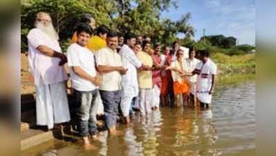 ತುಂಗಭದ್ರ ನದಿಯಲ್ಲಿ ಪುಣ್ಯ ಸ್ನಾನ