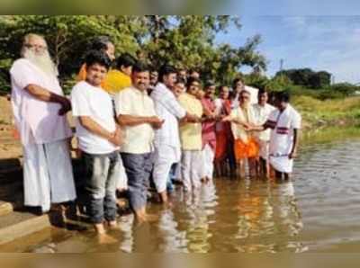 ತುಂಗಭದ್ರ ನದಿಯಲ್ಲಿ ಪುಣ್ಯ ಸ್ನಾನ