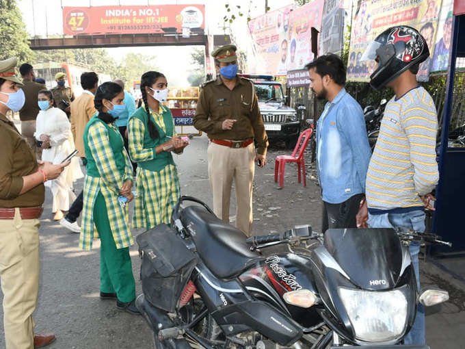 बगैर मास्‍क जा रहे युवकों से कर रहीं पूछताछ