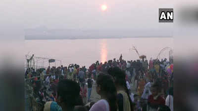 Chhath Puja 2020: उगते सूर्य को अर्घ्य के साथ ही छठ महापर्व का समापन, देखिए तस्वीरें