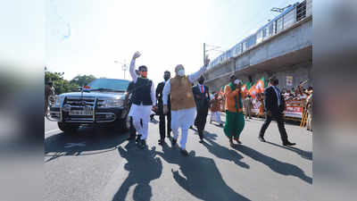 चेन्नै: स्वागत को एयरपोर्ट के बाहर उमड़े BJP समर्थक, प्रोटोकॉल तोड़ पैदल चले अमित शाह, हाथ हिलाकर किया अभिवादन