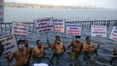 Rajasthan : Coaching सिटी Kota के सर्द मौसम में हॉस्टल संचालक उतरे चंबल नदी में , ये मांगें मंगवाने के कर रहे हैं जल सत्याग्रह