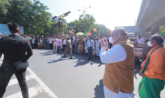 प्रोटोकॉल तोड़कर कार से उतरे अमित शाह