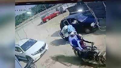 Noida News: जूलर से पिस्टल दिखाकर दिनदहाड़े लूट, सीसीटीवी में कैद हुई वारदात