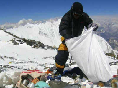 Mount Everest पर मंडराता संकट गहराया, पहली बार चोटी के बेहद करीब मिली माइक्रोप्लास्टिक