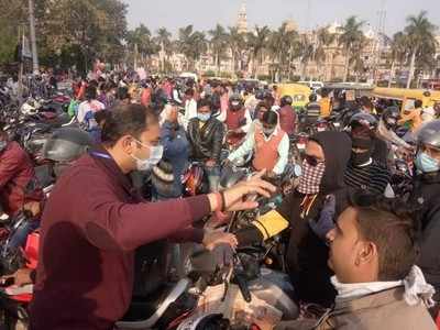 Gwalior : 2 घंटे तक कांग्रेस MLA ने सड़क पर खड़े होकर किया ट्रैफिक कंट्रोल, जवानों ने भी दिया साथ