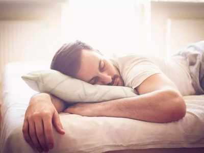 झोपेत सुरू आहे का मेसेजिंग? जाणून घ्या आजारामागील कारणे