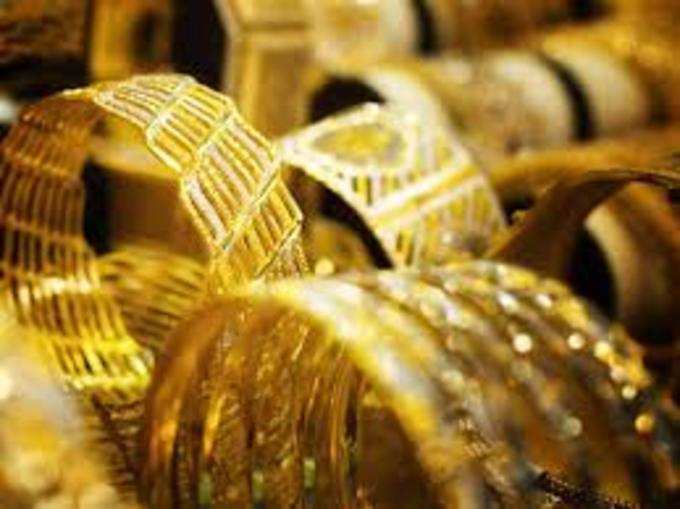 सर्राफा बाजार में सोना चढ़ा, चांदी टूटी