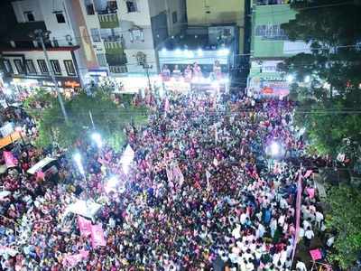 కేటీఆర్ రోడ్ షోలో అభ్యర్థి నిద్రమత్తు.. వాడివేడిగా ప్రసంగం, మధ్యలోనే ఆవలింతలు