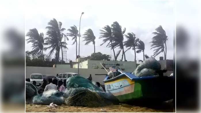 നിവാർ ചുഴലിക്കാറ്റ് തീരം തൊട്ടു; ഭീതിയോടെ തമിഴ്‌നാട്