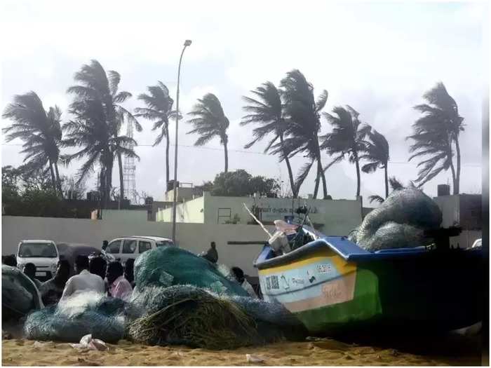 നിവാർ ചുഴലിക്കാറ്റ് തീരം തൊട്ടു; ഭീതിയോടെ തമിഴ്‌നാട്