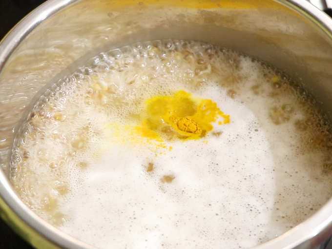 कुकरमध्ये मुग डाळ भाजून त्यात स्वच्छ धुतलेले तांदूळ व पाणी घाला. पाण्याला उकळी फुटू लागताच त्यात हळद व मीठ मिक्स करा