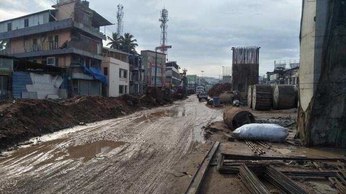 ​കഴക്കൂട്ടം ജംഗ്ഷന്‍ മുതല്‍ കാര്‍ത്തിക ബാര്‍ വരെ ദുരിതം