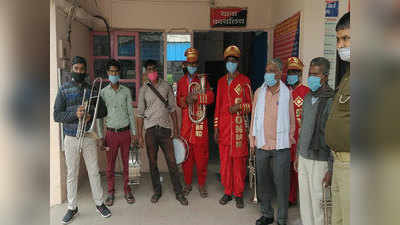 Mathura News: घोड़ी चढ़ा रह गया दूल्हा, बैंड-बाजे वालों को पकड़ ले गई पुलिस