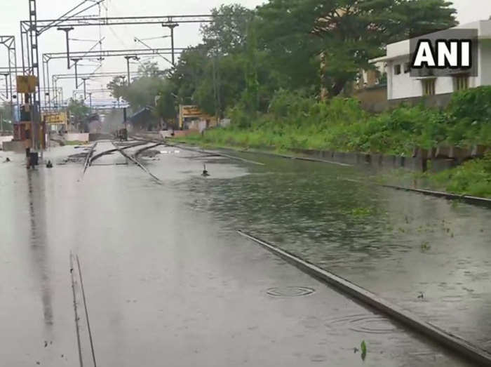 Cyclone Nivar Live: चक्रवाती तूफान निवार से तमिलनाडु में 3 लोगों की मौत, सैकड़ों घर गिरे