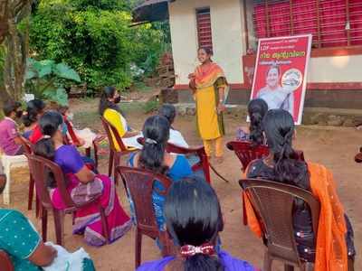 ഒരു വോട്ടിന് ഒരു പാട്ട്... റീജയോട് വോട്ടർമാർ ചോദിക്കുന്നത് ആവശ്യപ്പെടുന്നത് ഇതാണ്; പാട്ടും പാടി ജയിക്കാനുറച്ച് മറ്റൂരിലെ സ്ഥാനാർഥി