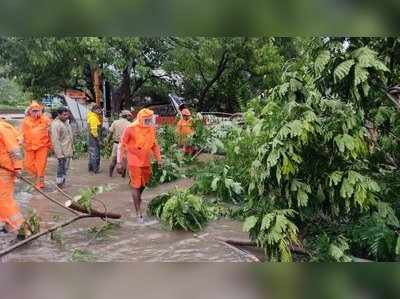 ತಮಿಳುನಾಡು, ಪದುಚೇರಿ ಕರಾವಳಿಗೆ ಅಪ್ಪಳಿಸಿದ ನಿವಾರ್‌ ಚಂಡಮಾರುತ: ಬಿರುಗಾಳಿ, ಭಾರಿ ಮಳೆಗೆ ಬೆಚ್ಚಿಬಿದ್ದ ಜನ!