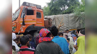 फिरोजाबाद में ऑटो पर पलटा सीमेंट से लदा ट्रॉला, 4 यात्रियों की कुचलकर मौत, 1 घायल