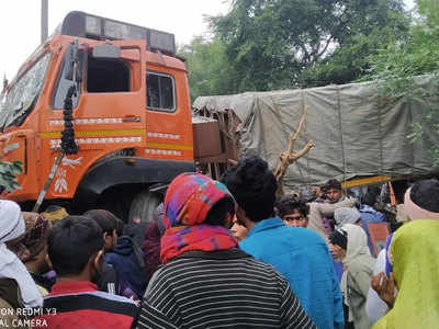 फिरोजाबाद में ऑटो पर पलटा सीमेंट से लदा ट्रॉला, 4 यात्रियों की कुचलकर मौत, 1 घायल