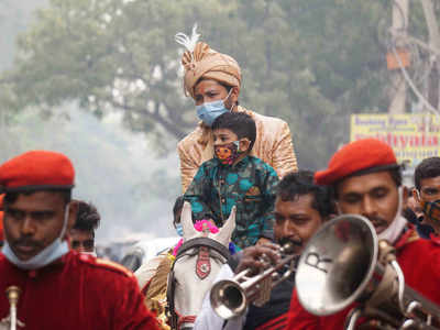 बरातियों के साथ बैंड-बाजे में भी हो गई कटौती