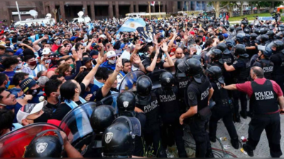 ફૂટબોલર મારાડોનાને વિદાય આપવા પહોંચેલા હજારો ફેન્સ અને પોલીસ વચ્ચે ઘર્ષણ