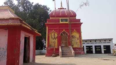 Gonda news: पांडव कालीन ऐतिहासिक मंदिर पर में जाने लिए हर साल बनाते हैं लकड़ी का पुल, ऐसे जान जोखिम में डाल रहे सैकड़ों लोग
