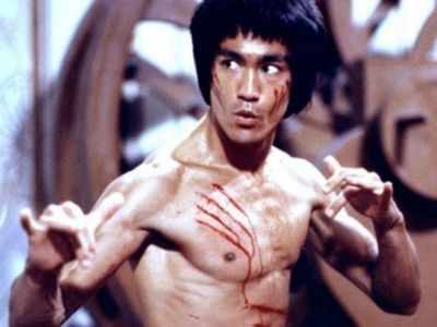 Bruce Lee Birth Anniversary: दोन बोटांवर करायचा पुश- अप, डोकेदुखीच्या गोळीने झालं निधन